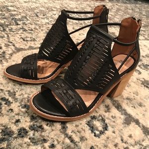 Mi.iM Keshia Black Leather Chunky Heel NWT! 👠✨